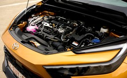 nowy suv toyoty znika w ciemno. spala 3,2 l na 100 km. ile kosztuje?