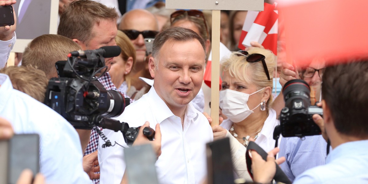 Prezydent Andrzej Duda wziął udział w "debacie" TVP zorganizowanej w Końskich. Sztab Rafała Trzaskowskiego zorganizował natomiast "Arenę Prezydencką" w Lesznie z udziałem 20 redakcji. Prawdziwej debaty między dwoma kandydatami przed II turą nie będzie. 