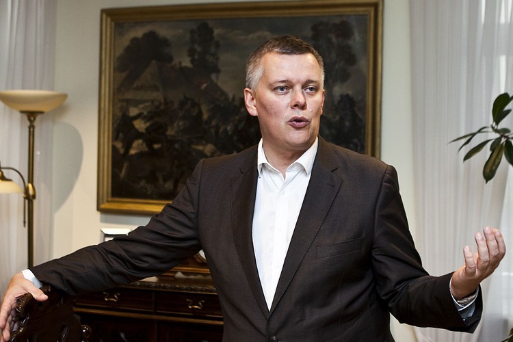 130 mld zł w ciągu dziesięciu lat. Właśnie tyle według zapowiedzi urzędników Ministerstwa Obrony Narodowej mamy wydać na modernizację armii. Za wielki skok w polskiej armii odpowiedzialny jest szef MON Tomasz Siemoniak. To on decyduje, w którą stronę zostaną skierowane fundusze. I czy przy tak dużej inwestycji państwo poradzi sobie z korupcyjnymi pokusami, które towarzyszyły wydawaniu pieniędzy z budżetu UE. Nie bez znaczenia jest również wpływ Siemoniaka na kondycję polskich firm zbrojeniowych. Zawierając w tym roku wart ćwierć miliarda kontrakt na amunicję do czołgów polskiej firmie Mesko, udało się ocalić miejsca pracy i stworzyć nowe. Wielkim wyzwaniem dla wicepremiera będzie wybór śmigłowca wielozadaniowego – wartość kontraktu wynosi 12 mld zł. Mimo potężnych nacisków wielkich koncernów zbrojeniowych i związków zawodowych, MON kroczy obraną przez siebie ścieżką. Jak podkreślał Siemoniak, to MON decyduje o tym, co kupimy, a nie zagraniczne koncerny. Choć wydaje się to oczywiste, mając w pamięci zakup samolotów F-16 i ówczesny styl podejmowania decyzji (raczej akceptowania tego, co mówił Waszyngton), polityka Siemoniaka budzi szacunek. <br>
Wicepremier znalazł się na czwartym miejscu z jeszcze jednego powodu. W mijającym roku ruszyła konsolidacja polskiej zbrojeniówki. Choć na razie Polska Grupa Zbrojeniowa zajmuje się głównie porządkowaniem struktury, to bez tych przekształceń wiele spółek z grupy byłoby skazanych – wcześniej czy później – na bankructwo. Pytanie, czy nie staną się one kulą u nogi tych spółek w grupie, które radziły sobie stosunkowo nieźle, pozostaje otwarte. Jedno jest pewne: zbrojeniówka znów może stać się ważną gałęzią gospodarki narodowej. W dużej mierze zależy to od Tomasza Siemoniaka. <br>(mm)

<br><br>fot Wojtek Górski