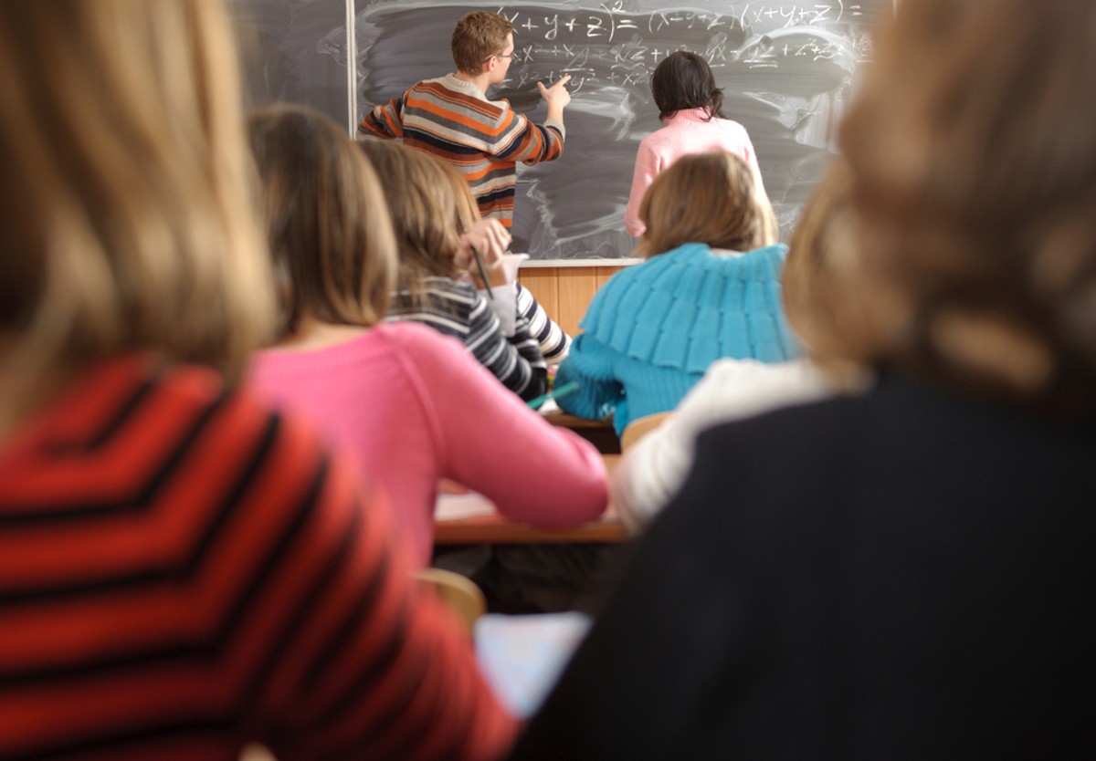Lekcja w szkolnej klasie, mat. shutterstock