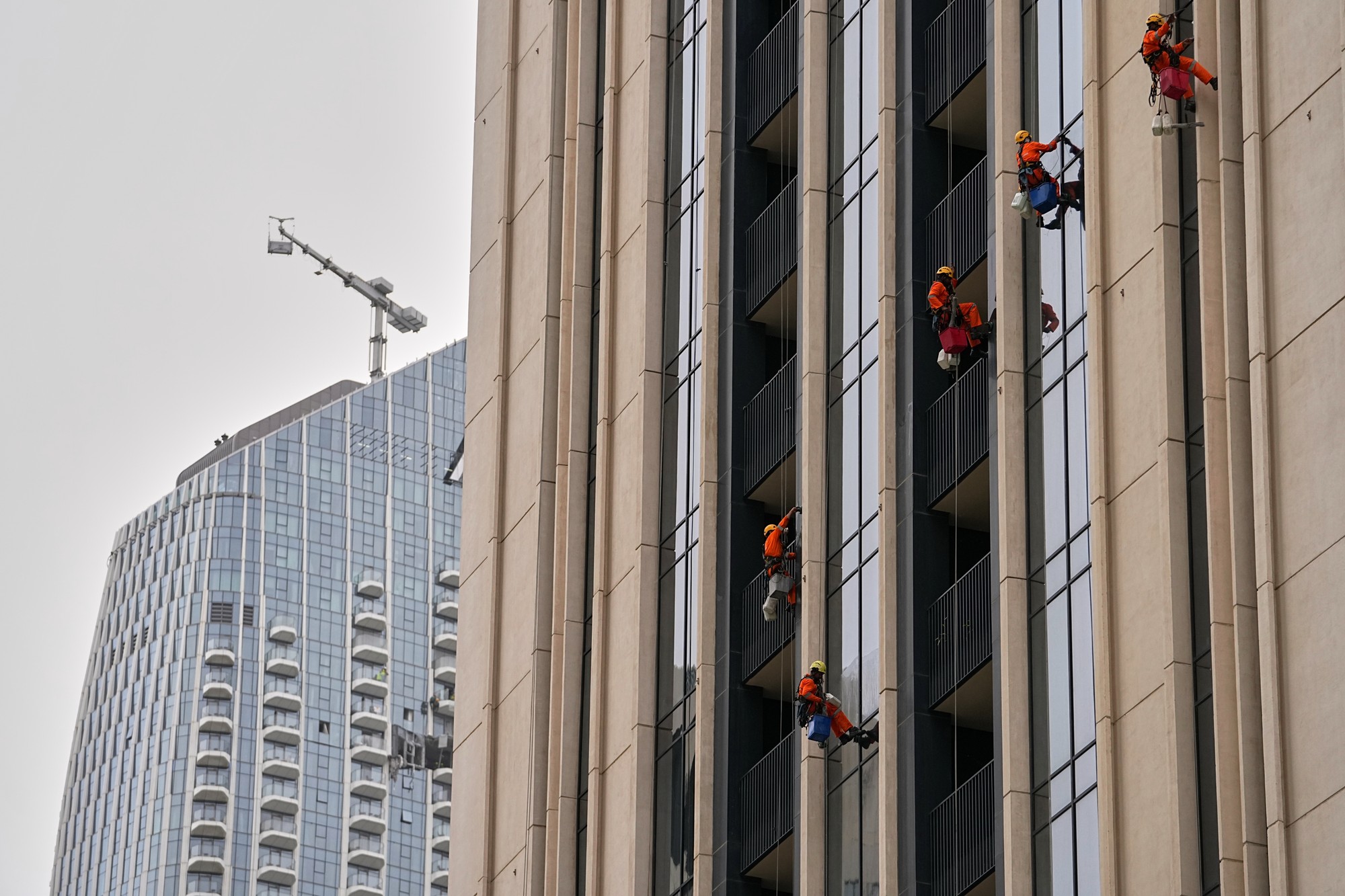 Trosky zo zachyteného útoku zasiahli v piatok budovu v centre Dubaja.