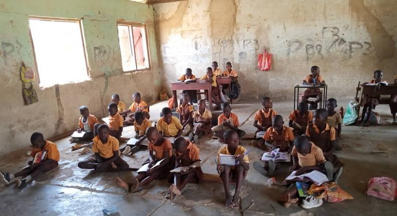 Pupils sit on bare floor to study Picture credit: Ernesto El-Ghandi of Narrative Changers