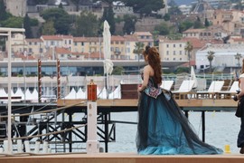 Ovo je NJASKUPLJI I NAJKIČ AUTFIT Kanskog festivala od 150 MILIONA DOLARA: Ljudi ne znaju u šta da gledaju pre - da li u krunu, šminku ili PAPAGAJA