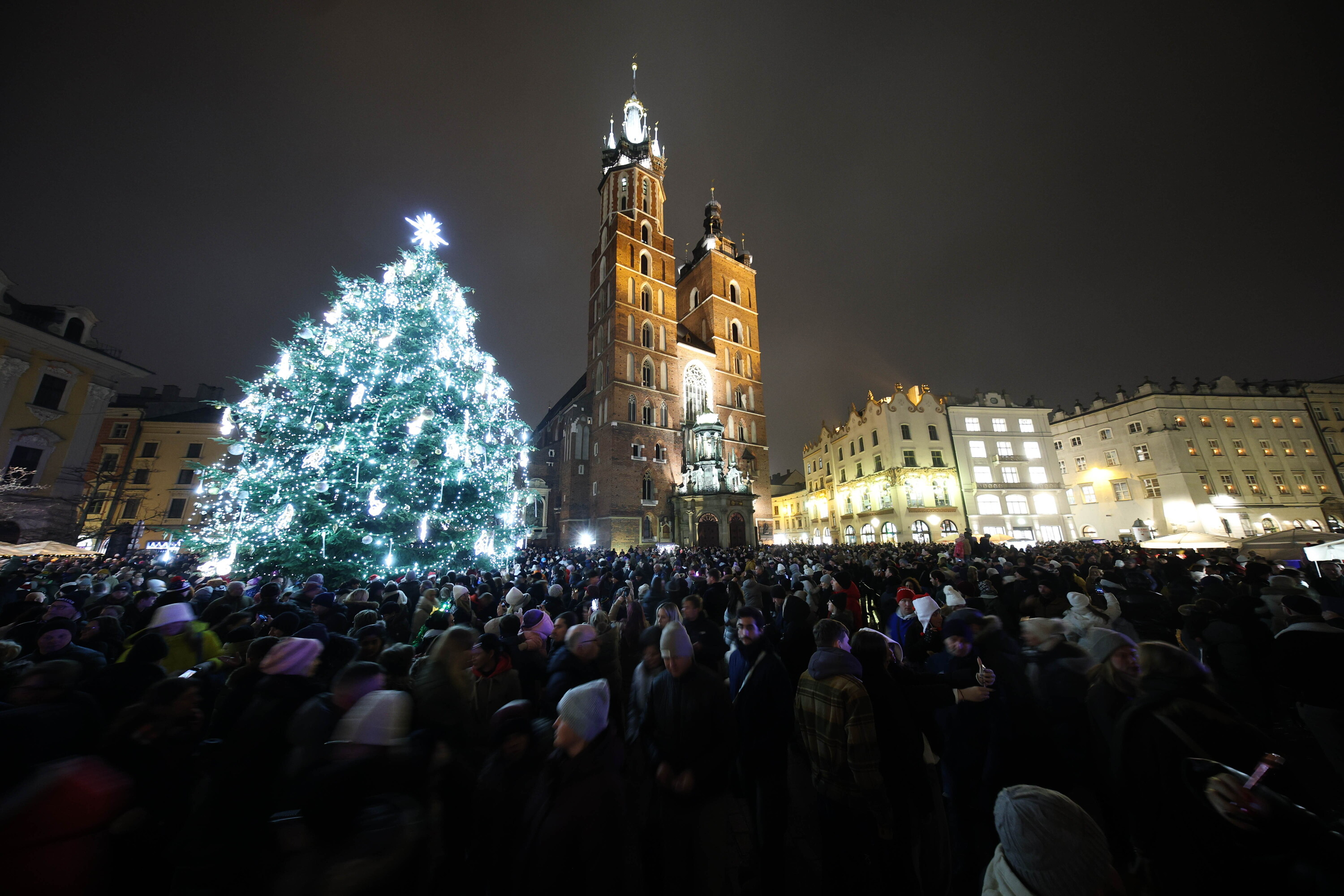 Polska w świątecznym klimacie: 15-metrowa choinka w Krakowie