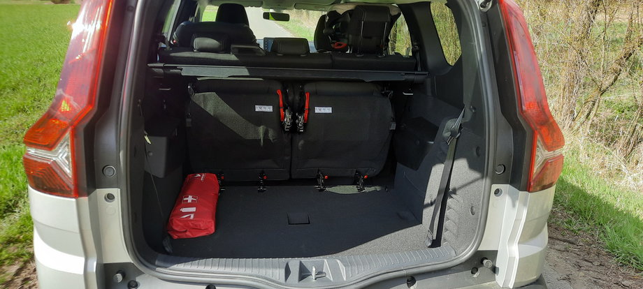 Dacia Jogger ma niemal 700-litrowy bagażnik, ale gdy wymontujemy dodatkowe siedzenia. Jest to jednak bardzo proste. Gdy pozostają na pokładzie - mamy do dyspozycji grubo ponad 500 litrów. I tak dużo.