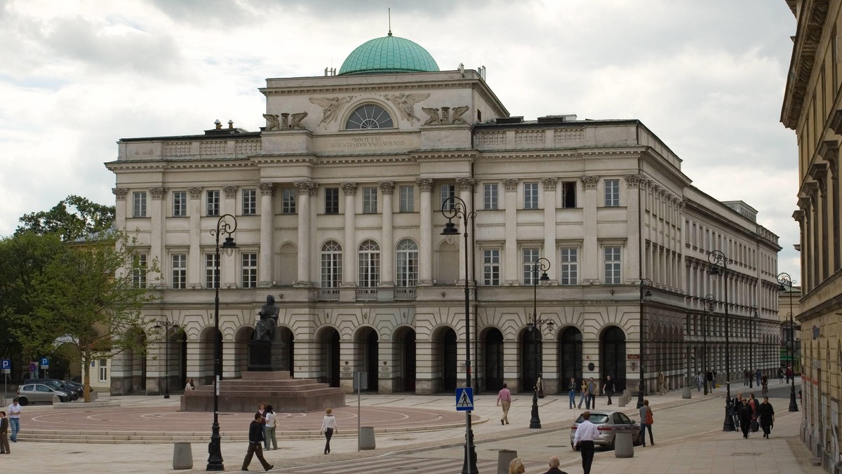 Warszawa, ul. Nowy Świat 72 Pałac Staszica , pomnik Mikołaja Kopernika. Siedziba PAN