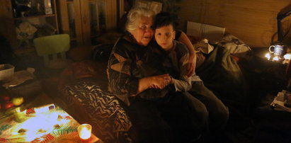 Zimę spędzą bez wody i prądu! Dramat chorej na raka staruszki i jej wnuka