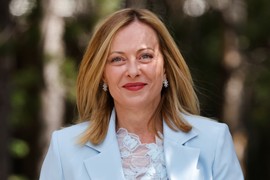 Đorđa Meloni na Samitu u Kanadi nosi ŠIROKA ODELA koja emituju čistu moć: Visoka je 163 cm, ali DOBRE ŠTIKLE zaista mogu sve - trik italijanske premijerke svaka žena treba da primeni