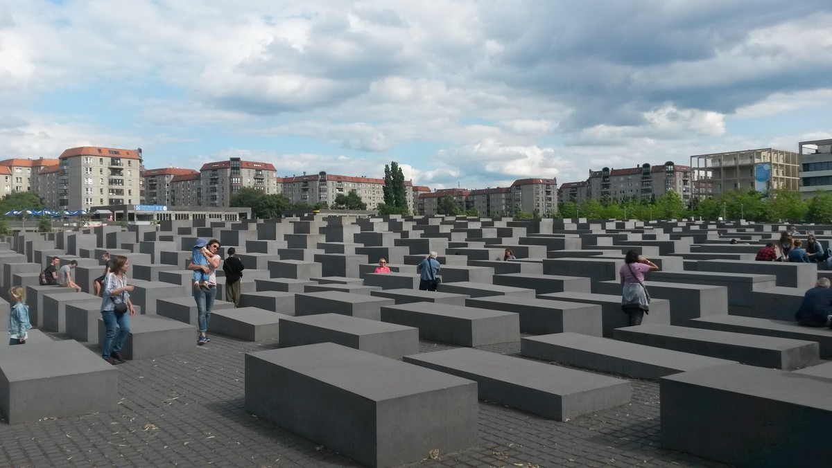 Niemcy: policjanci ćwiczyli pompki na pomniku ofiar Holocaustu 