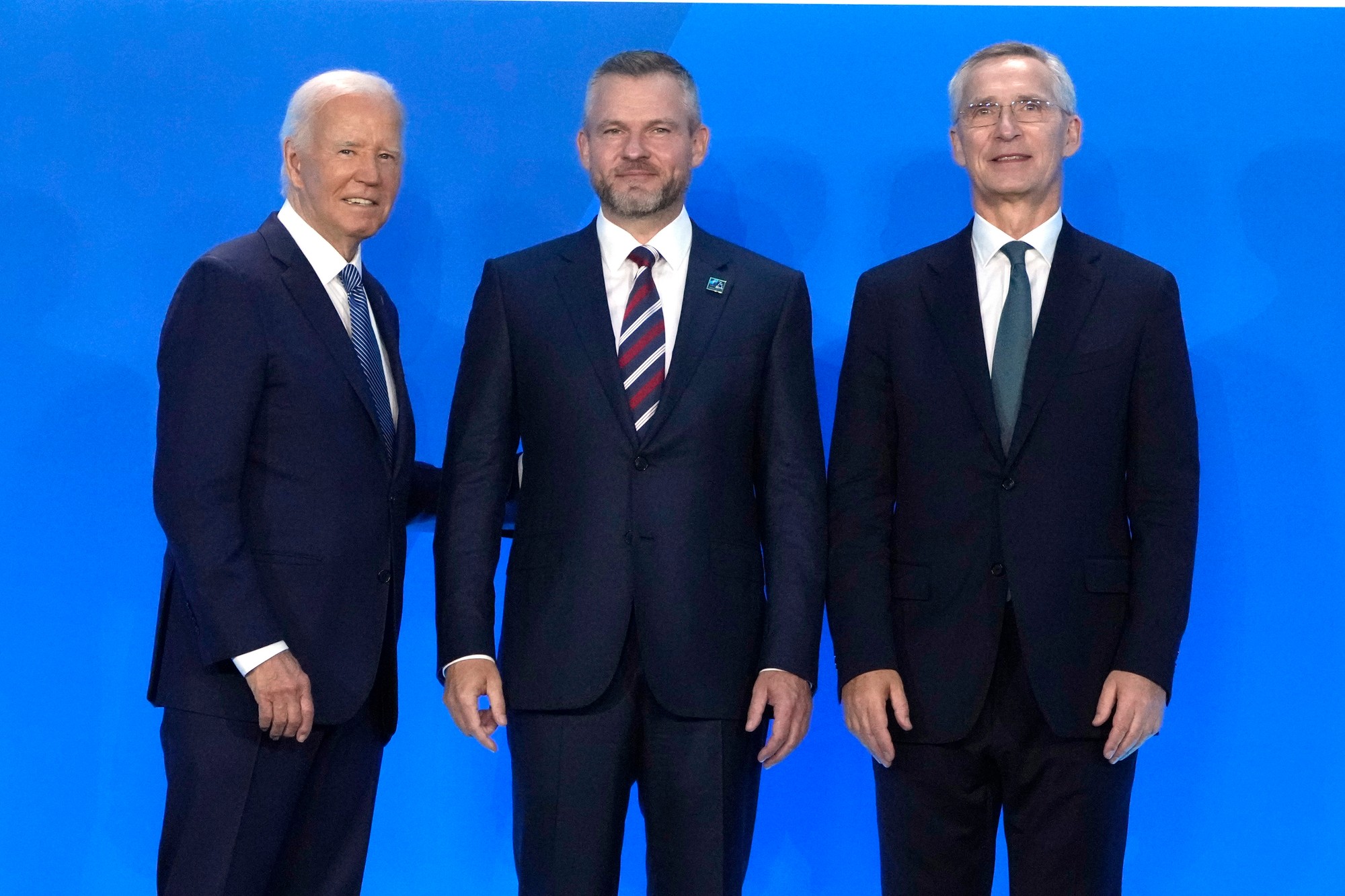 Americký prezident Joe Biden, prezident Peter Pellegrini a generálny tajomník NATO Jens Stoltenberg na summite NATO vo Washingtone.
