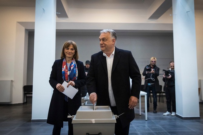 Viktor Orban sa suprugom danas na glasanju