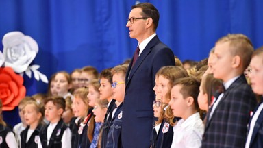 Mateusz Morawiecki śpiewa z dziećmi hymn w szkole [Galeria]