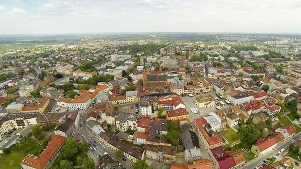 Uciążliwy fetor od kilku dni unosi się nad największymi tarnowskimi osiedlami w północnej części miasta. Zapach był na tyle dokuczliwy, że mieszkańcy zasypali tarnowską straż miejską lawiną zgłoszeń w tej sprawie. Jak wyjaśnia w rozmowie z Radiem Kraków Zofia Hebda, wszystko wskazuje na to, że smród pojawił się przez prowadzone w rejonie osiedla Legionów prace przy sieci ciepłowniczej