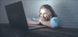 Blokada pornografii dla dzieci? Resort cyfryzacji szuka rozwiązania