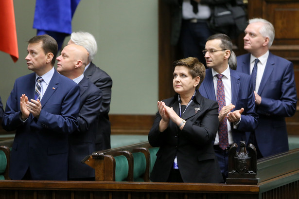 Rząd PiS ma ambitny plan. Taka będzie Polska za 100 dni... NAJWAŻNIEJSZE OBIETNICE