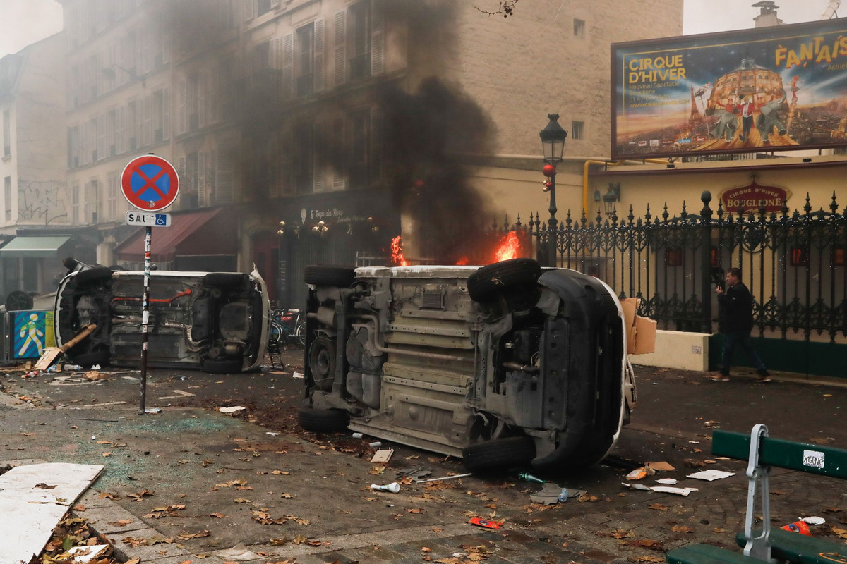 Émeutes à Paris suite à la fusillade de trois Kurdes.  Il y a eu des affrontements avec la police