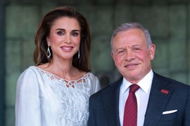 Kraljica Ranija raznežila svet dirljivom fotografijom sa tek rođenim unukama