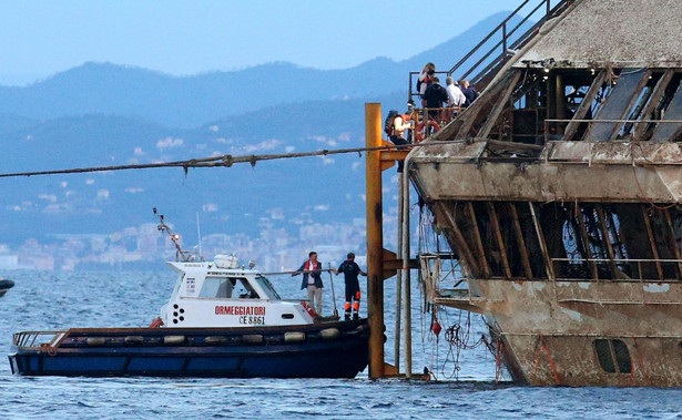 Operacja holowanie. Wrak Costa Concordia potną na żyletki. WIDEO