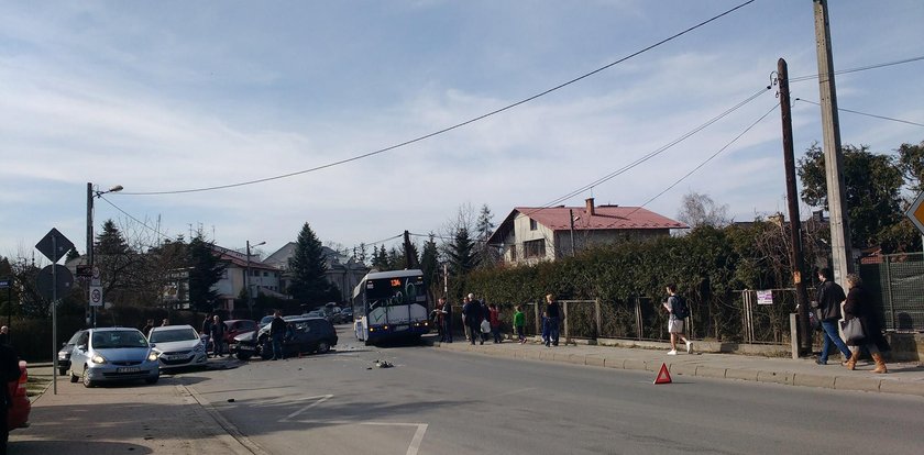 Czołowe zderzenie autobusu MPK z samochodem osobowym. Są ranni