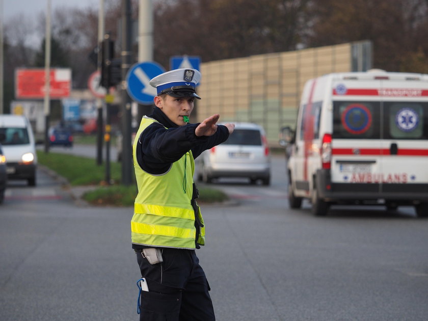 Policjant kieruje ruchem