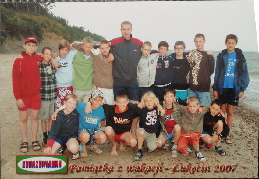 12-letni Bartek (trzeci od lewej w dolnym rzędzie) na swoim pierwszym sportowym obozie w Łukęcinie z grupą trenera Ośliśloka.