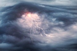 IMGW ostrzega przed burzami i gradem wielkości przepiórczych jaj. PROGNOZA POGODY