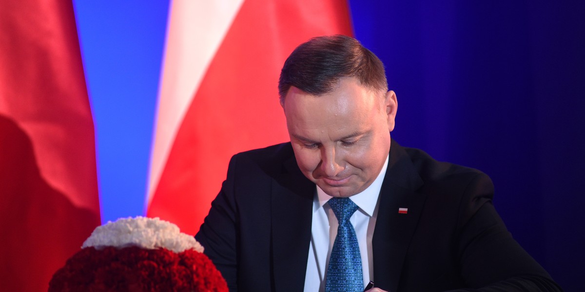 Prezydent Andrzej Duda podpisuje ustawę.