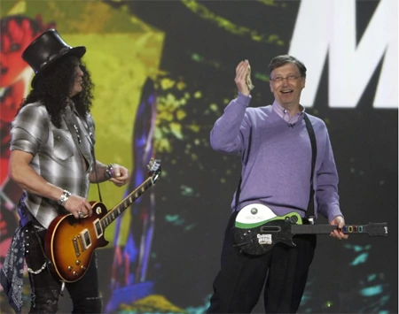 Bill Gates pożegnał się z Microsoftem w koncertowym stylu podczas targów CES 2008. Choć obserwatorzy zauważyli, że Gates mylił się w trakcie zabawy w Guitar Hero – nikt nie zapomni 33 lat porażek i sukcesów, które zmieniły małą firmę z Albuquerque w gigan