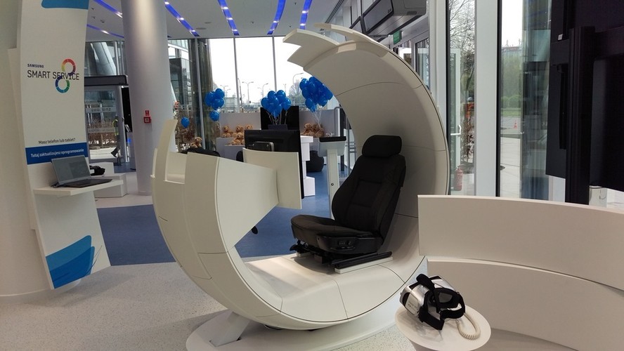 Samsung Premium Service Plaza  ma powierzchnię 500 mkw. Użytkownicy smartfonów Samsunga będą tu mogli naprawić swój telefon w godzinę. W tym czasie mogą umilić sobie czas w specjalnej strefie rozrywki dla dorosłych i dzieci lub zapoznać się z najnowszymi produktami i technologiami marki.