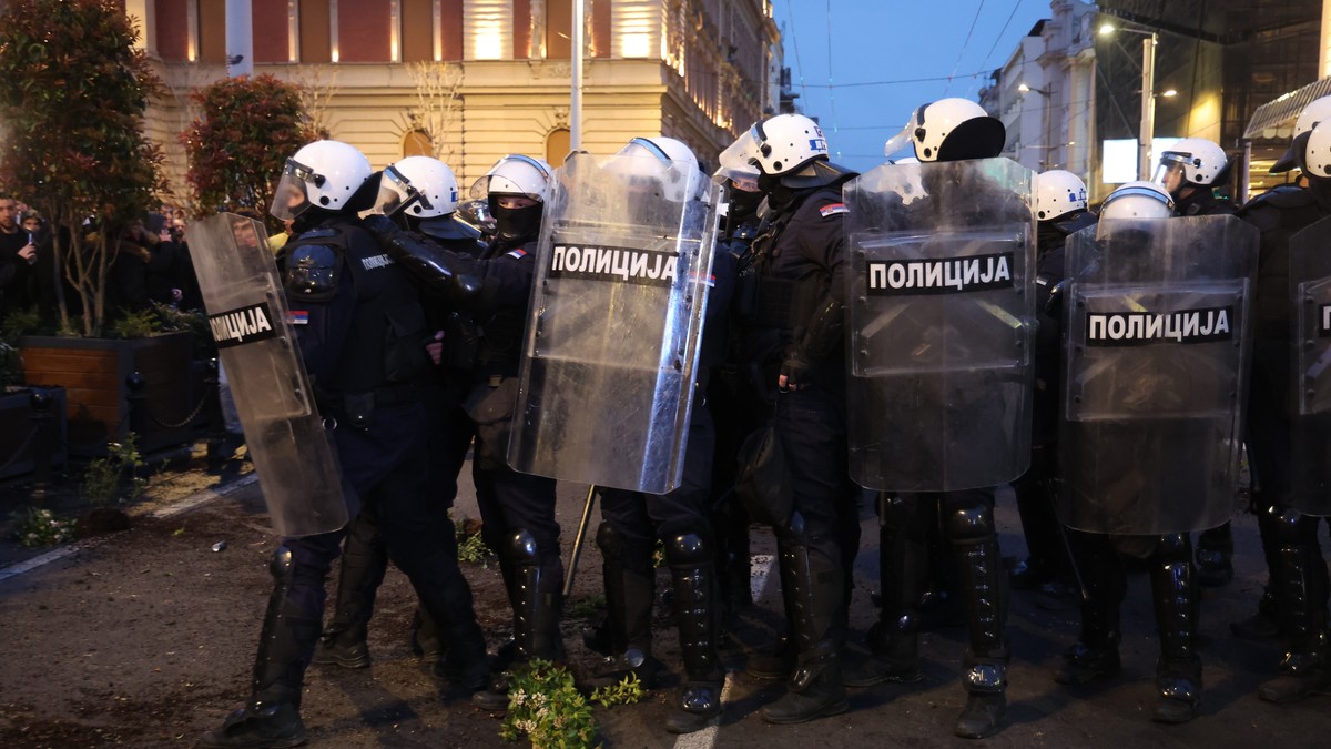 Rektorat, protest: Demonstranti gađali policiju, prisutna i Žandarmerija, blokiran saobraćaj