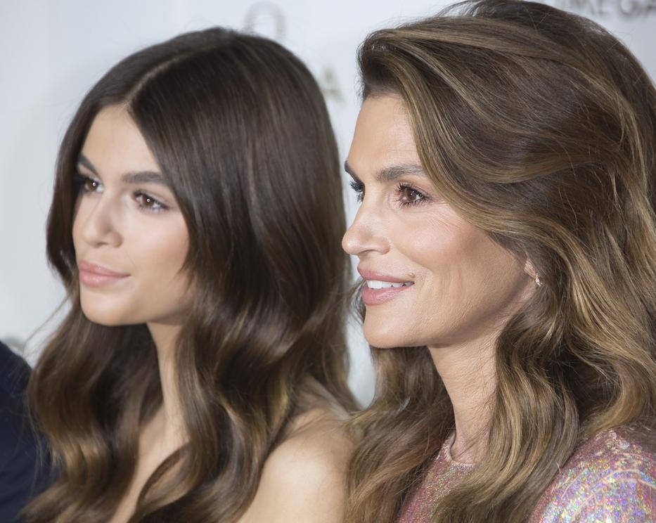 Alig takarja Cindy Crawford gyönyörű lánya testét ez a ruha - Blikk Rúzs