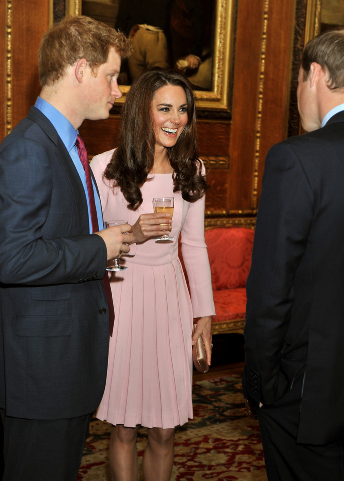 Różowa Kate Middleton na obiadku u królowej!