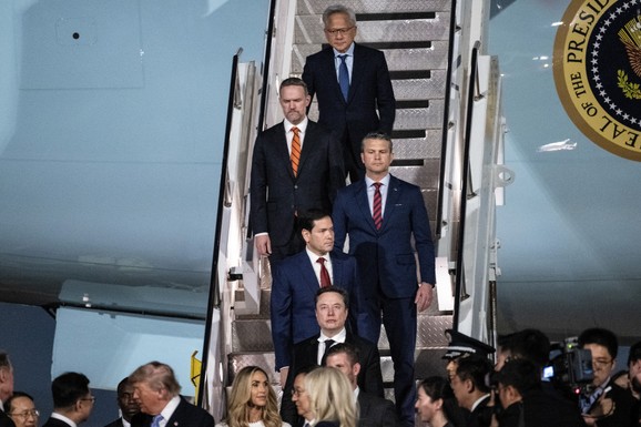 U Air Force One koji je leteo za Kinu u poslednji čas se ukrcao ovaj čovek. Akcije su odmah skočile...
