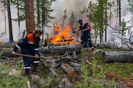 Rosyjscy strażacy walczą z pożarem w Jakucji 