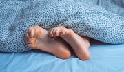Skurcze nóg w nocy nie dają ci spać? Oto skuteczne domowe sposoby