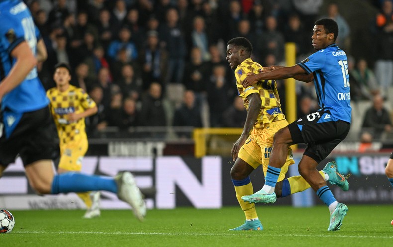 SOCCER BELGIUM 1A D13 CLUB BRUGGE VS STVV Eric Bocat (77) of STVV pictured fighting for the ball with Raphael Onyedika (15) of Club Brugge during a Jupiler Pro League Belgian First Division soccer match between Club Brugge KV and the Sint-Truidense VV