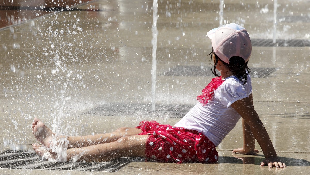 SWITZERLAND WEATHER FEATURE (Cooling off on the Place des Nations in Geneva)