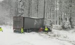 Rozpędzony tir wjechał do lasu. Kierowca zasnął na autostradzie?