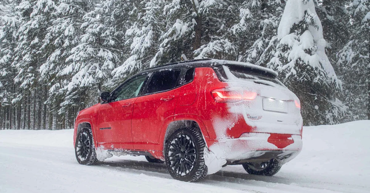 Śliski podjazd wokół domu? Zamiast soli użyj tego. Oto dwa tanie patenty, które musisz znać