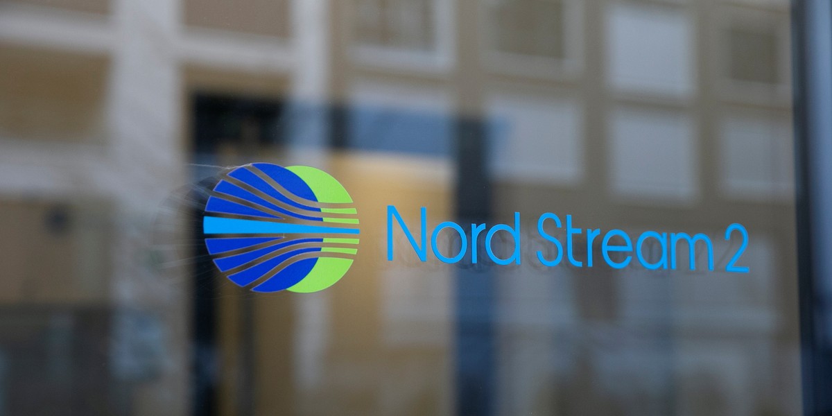 Logo Nord Stream 2 AG widoczne na biurowcu w Zug w Szwajcarii.