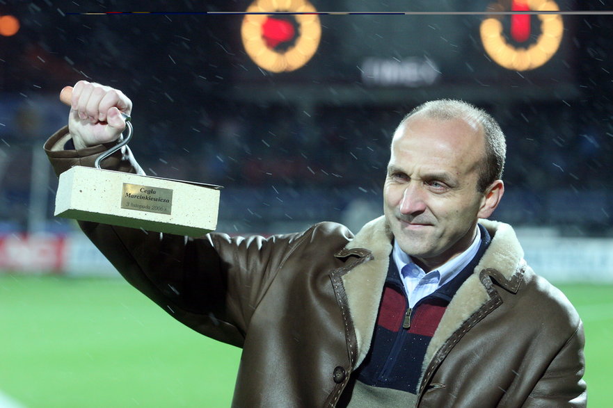 Kazimierz Marcinkiewicz z kamieniem węgielnym pod budowę nowego stadionu Legii Warszawa (3 listopada 2006 r.)