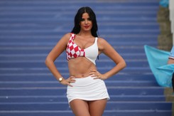 Miss mundialu w ekstremalnie krótkiej 'mini' pozowała z Erlingiem Haalandem [FOTO]