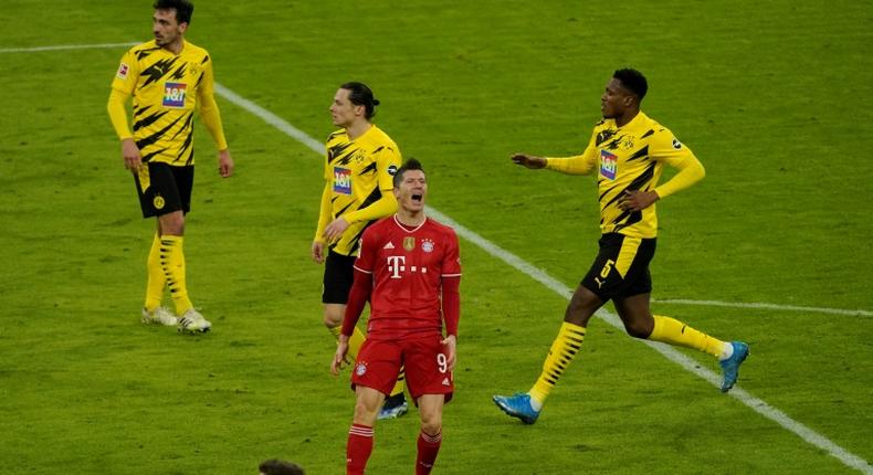 Robert Lewandowski (C) celebrates his hat-trick for Bayern Munich