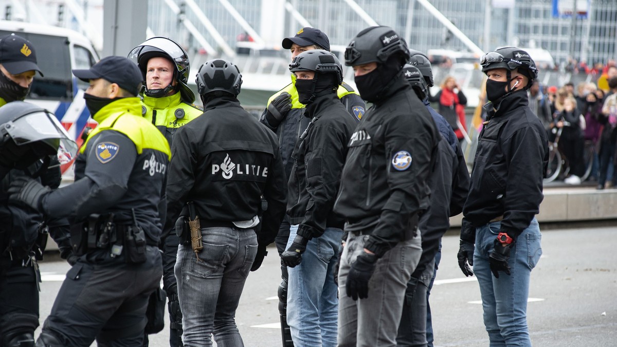 Robbanás történt egy rotterdami iskolánál, horogkereszteket festettek az épület homlokzatára