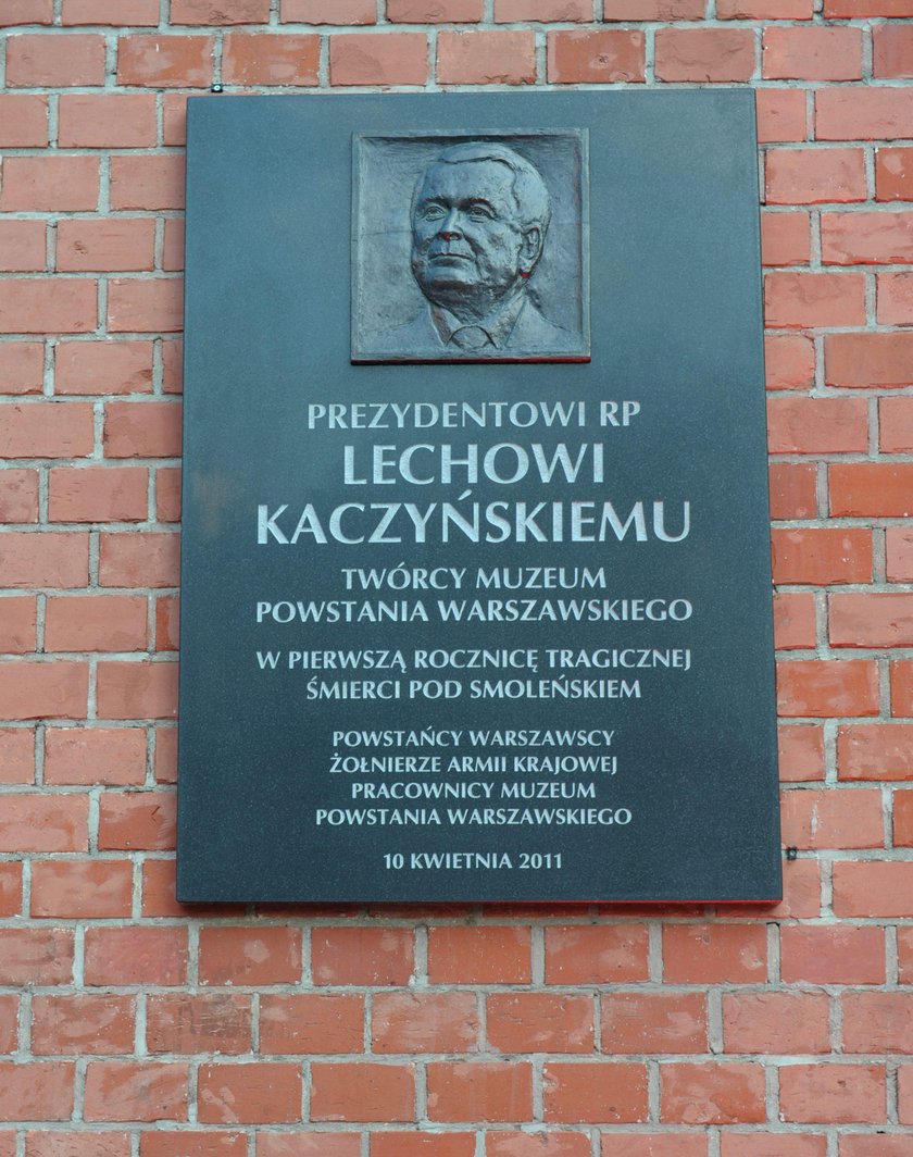 Tablica pamiątkowa w Muzeum Powstania Warszawskiego poświęcona Lechowi Kaczyńskiemu