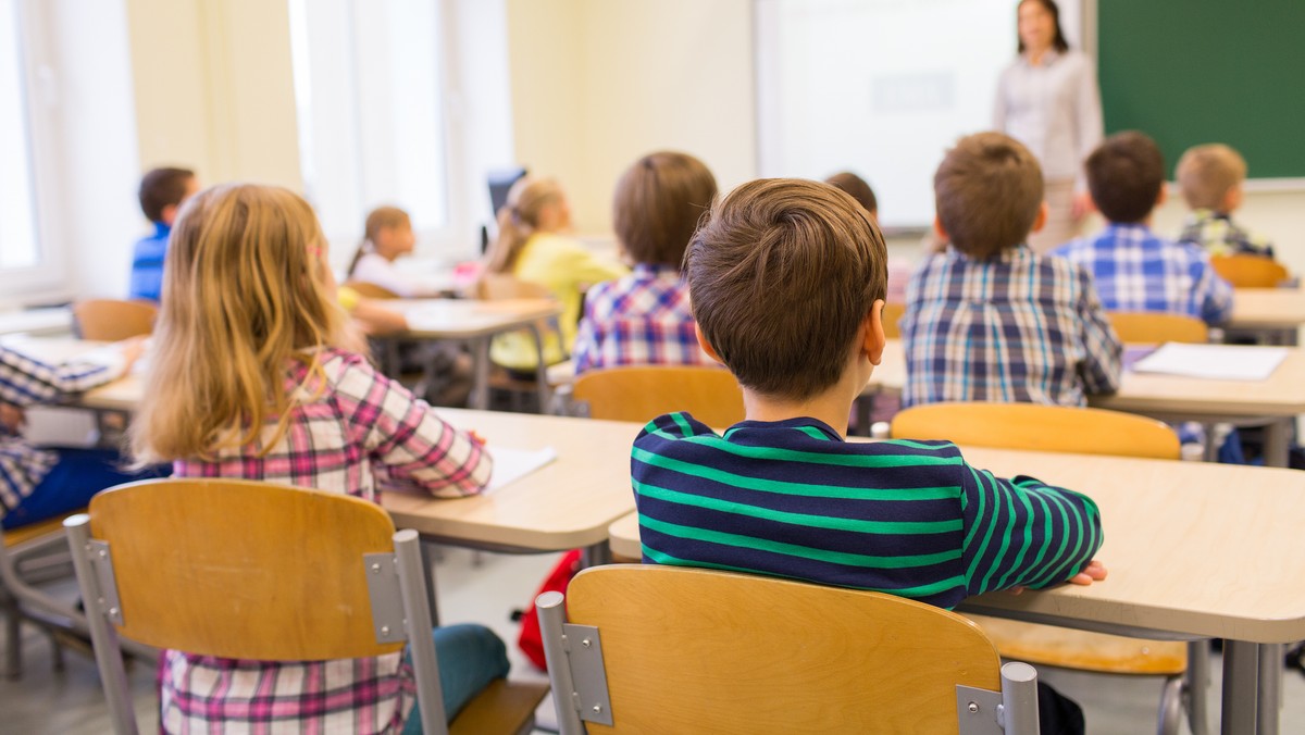 Złe zmiany dla uczniów, masowe zwolnienia nauczycieli, ubezwłasnowolnienie samorządów i chaos na wszystkich szczeblach edukacji – to główne tezy opublikowanego dzisiaj stanowiska Komisji Unii Metropolii Polskich ws. planowanej przez PiS reformy oświaty. Pod dokumentem, który nie pozostawia suchej nitki na rządowym projekcie zmian w szkolnictwie, podpisał się między innymi gdański wiceprezydent Piotr Kowalczuk. Z kolei minister Zalewska przekonywała dzisiaj w Sejmie, że reforma szkolnictwa w takim kształcie jest niezbędna.