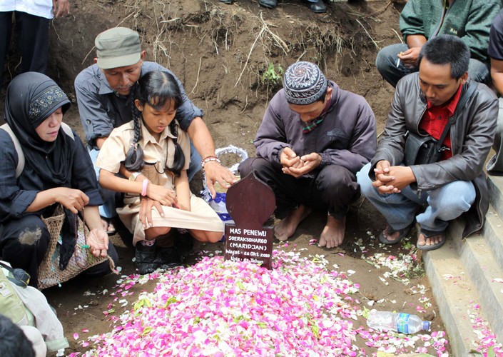 Mieszkańcy modlą się za bliskich