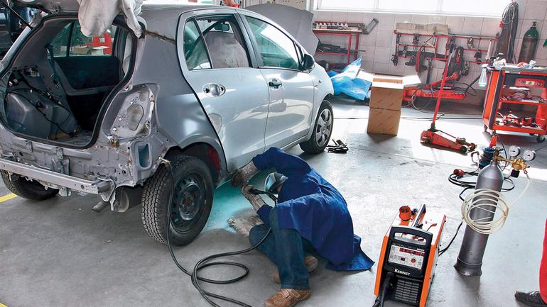 Jak naprawiać auto po wypadku? Odpowiedź jest prosta
