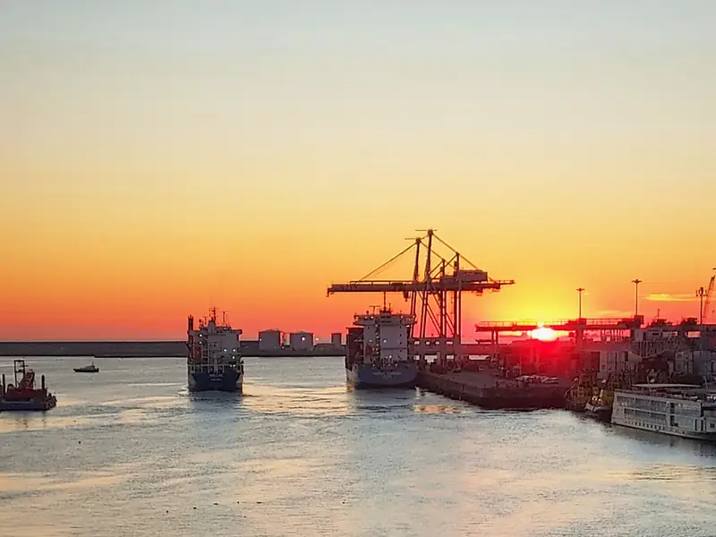 Widok na port z mostu zwodzonego. 