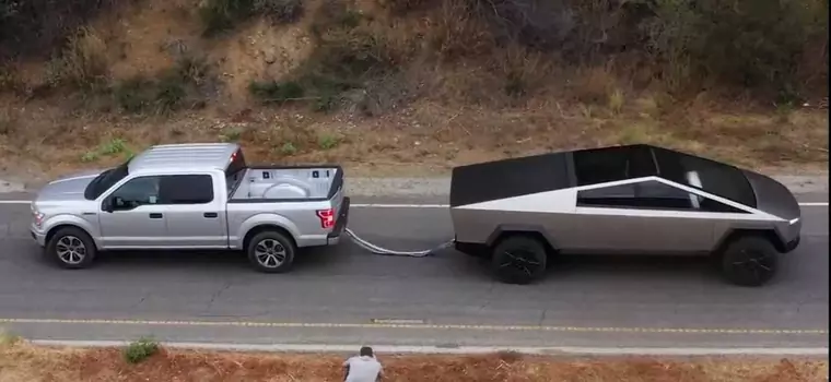 Tesla Cybertruck kontra pick-up Forda. Pierwszy pojedynek za nami, a już szykują się kolejne